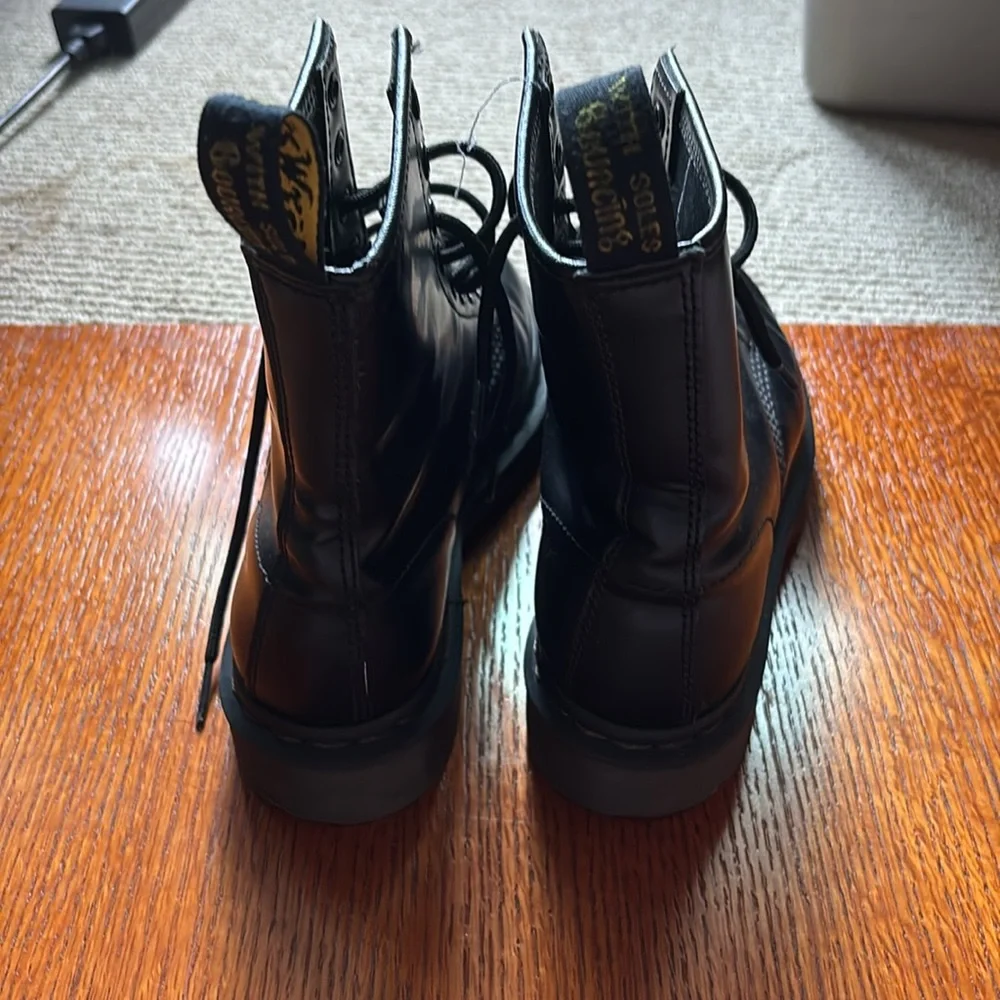 DR MATRENS Leather Lace up 8-eye black boot. Size U.S. 6. - Picture 7 of 10
